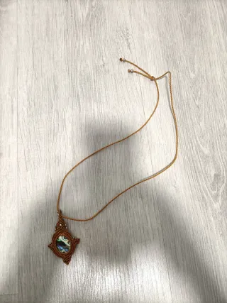 Collar con piedra preciosa y cuerda