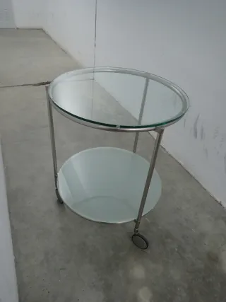 Mesa auxiliar redonda cristal y metal con ruedas