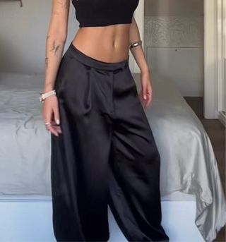 Calças acetinadas pretas bombachas