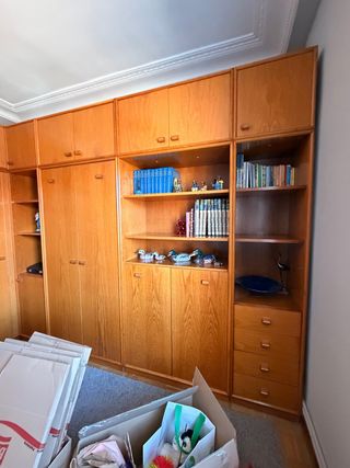 Armario de madera marrón