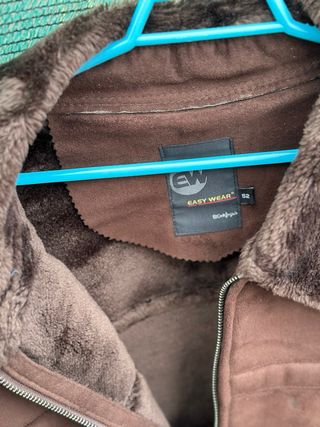 Chaqueta EW marrón con cuello de pelo