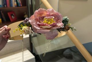 Cinturón de fiesta dorado con flores