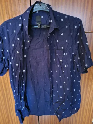 Camisa azul de manga corta con lunares