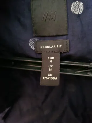 Camisa azul de manga corta con lunares