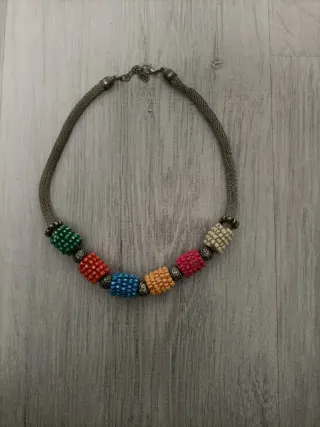 Collar llamativo con cuentas de colores