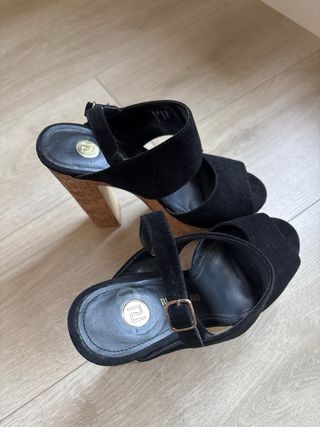 Sandalias de tacón negras con plataforma
