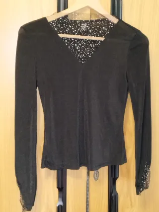 Top negro Shein con detalles de tul y lunares S 36