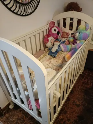 Cuna de bebé blanca