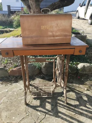 Máquina de coser Refrey antigua