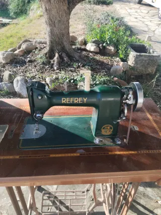 Máquina de coser Refrey antigua