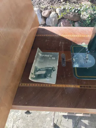 Máquina de coser Refrey antigua