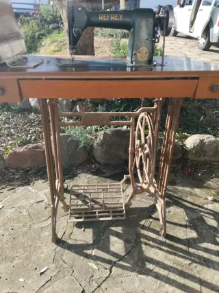 Máquina de coser Refrey antigua