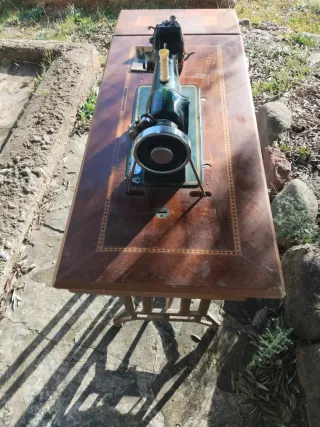 Máquina de coser Refrey antigua