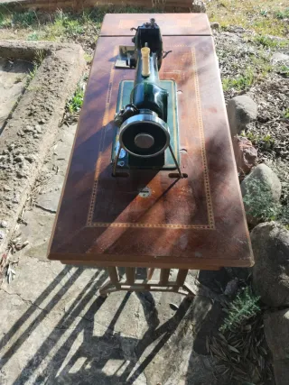 Máquina de coser Refrey antigua