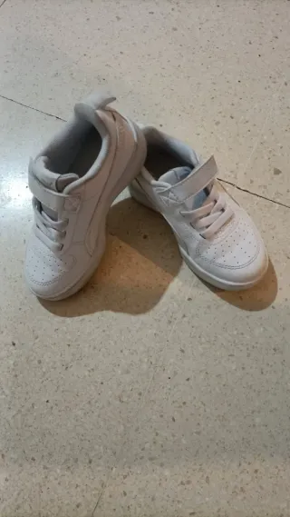 Zapatillas deportivas blancas para niño