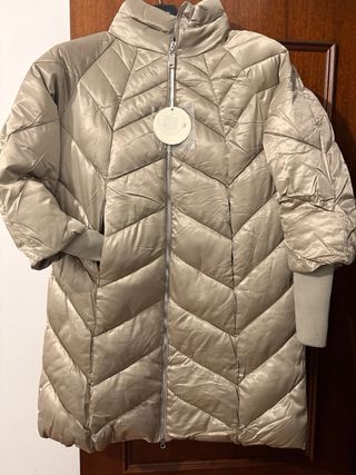 Chaqueta rosa peluda y plumas beis