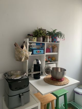 Mesa abatible pared con almacenaje. Blanco.