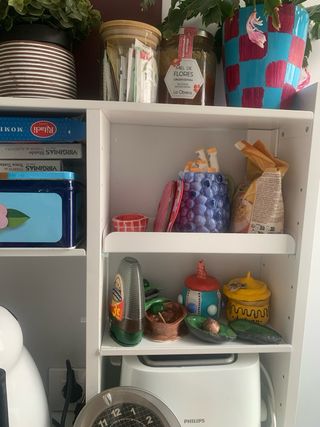 Mesa abatible pared con almacenaje. Blanco.