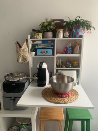 Mesa abatible pared con almacenaje. Blanco.