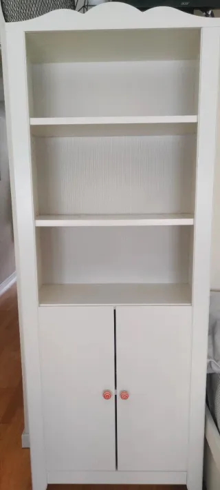 Estantería blanca de madera con puertas