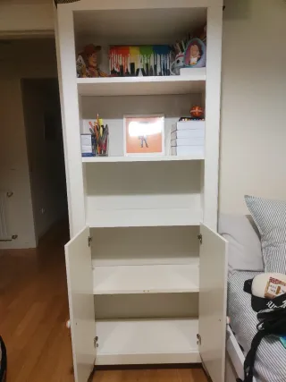 Estantería blanca de madera con puertas