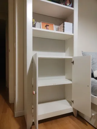 Estantería blanca de madera con puertas