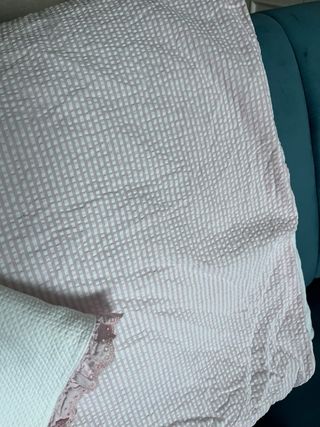 Ropa de cuna blanca y rosa