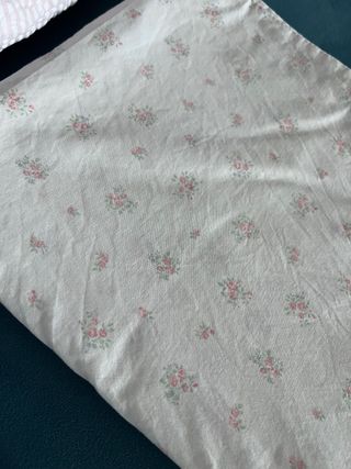 Ropa de cuna blanca y rosa