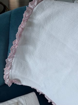Ropa de cuna blanca y rosa