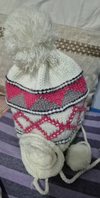 Gorro tejido con orejeras y pompón