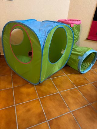 Casita de juegos con túnel