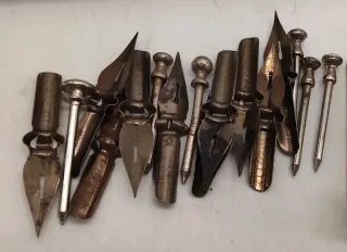 Antiche punte da penna, pennini e penna dorata