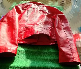 Cazadora roja estilo motero