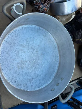 Olla metálica grande con asa