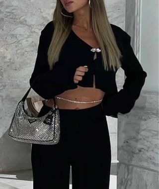 Top preto com botão de joia