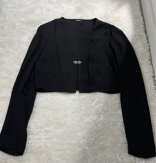 Top preto com botão de joia