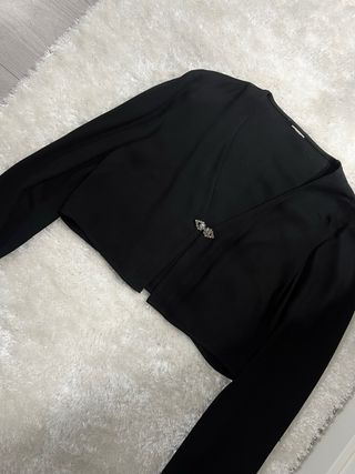 Top preto com botão de joia