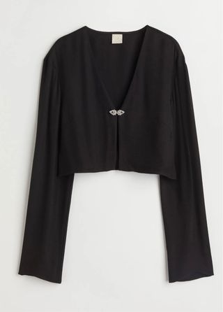 Top preto com botão de joia