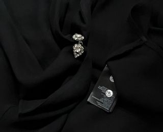 Top preto com botão de joia