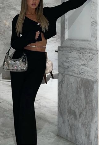 Top preto com botão de joia