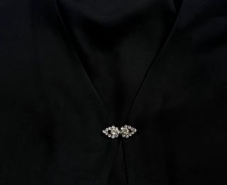 Top preto com botão de joia