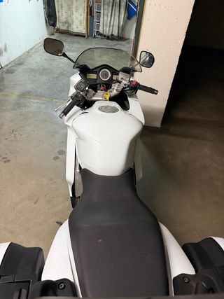 Honda VFR 800 fi con las tres maletas originales