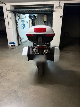 Honda VFR 800 fi con las tres maletas originales