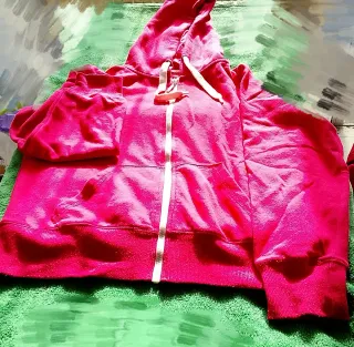 Sudadera con capucha roja