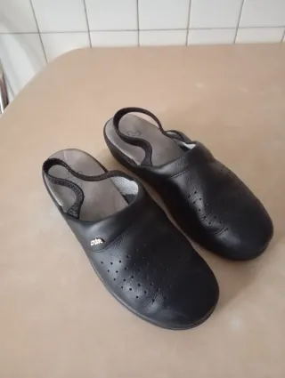 Zuecos ortopédicos negros ,marca Crube