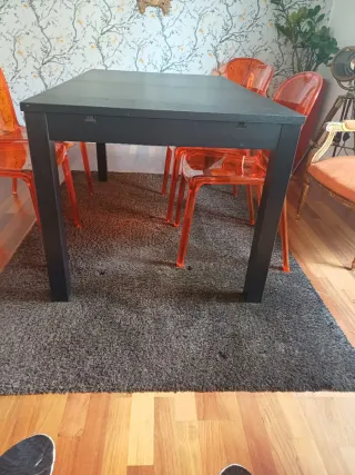 Mesa de comedor negra en muy buen estado