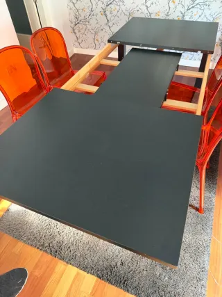 Mesa de comedor negra en muy buen estado