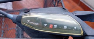 Bicicleta B-PRO gris y rosa con cesta