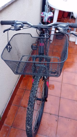 Bicicleta B-PRO gris y rosa con cesta
