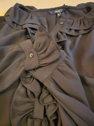 Camisa negra con volantes